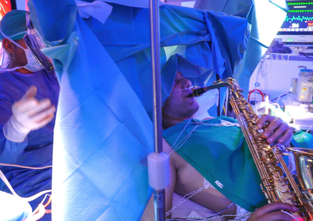 Neurochirurgia. Operato al cervello da sveglio mentre suona il sax
