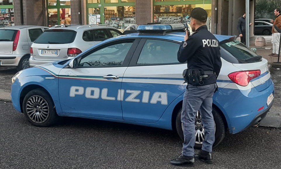 31enne arrestato all’interno di un’auto rubata. Era già ai domiciliari