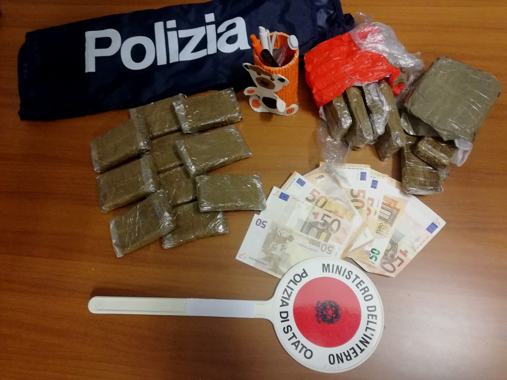 Due operazioni antidroga della Polizia. Arrestate 4 persone e sequestrati 3 chili di hashish