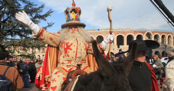 Un carnevale assurdo, sul bordo del precipizio