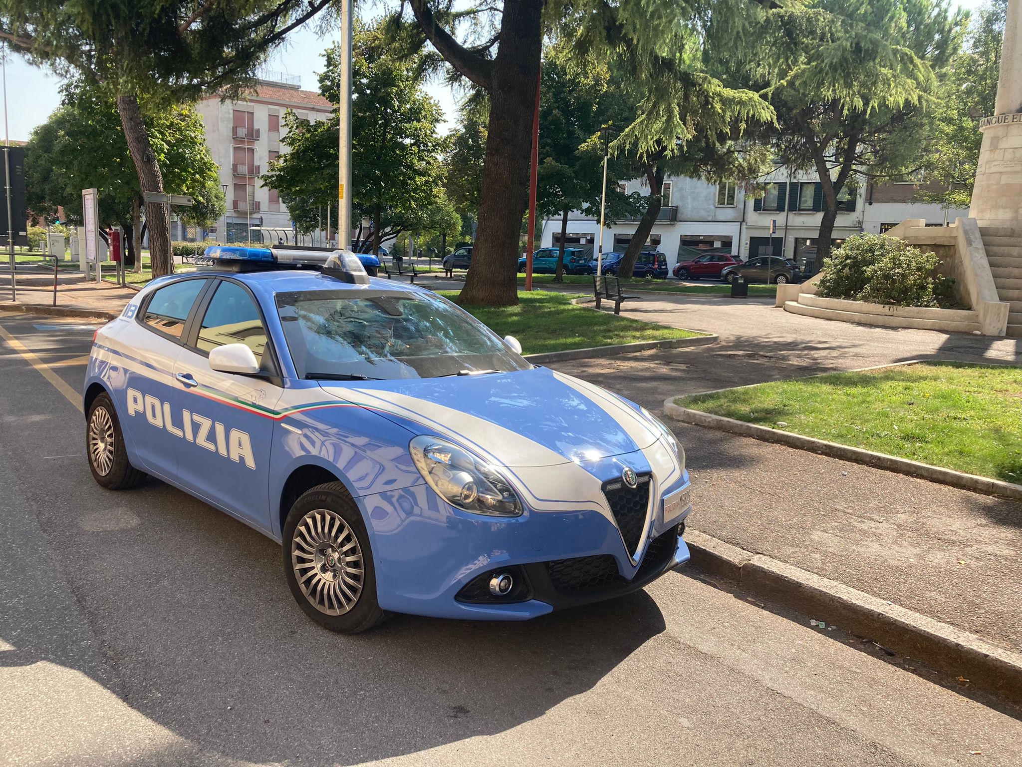 Litigano in piazza, poi aggrediscono i poliziotti: arrestati dagli agenti delle Volanti.