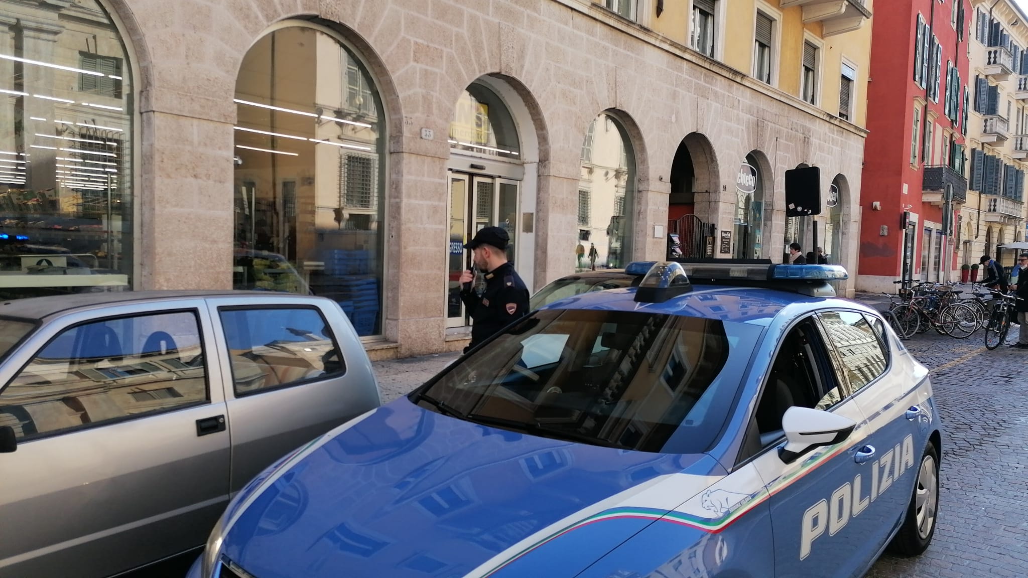 Rapina ‘impropria’ al supermercato in corso Cavour