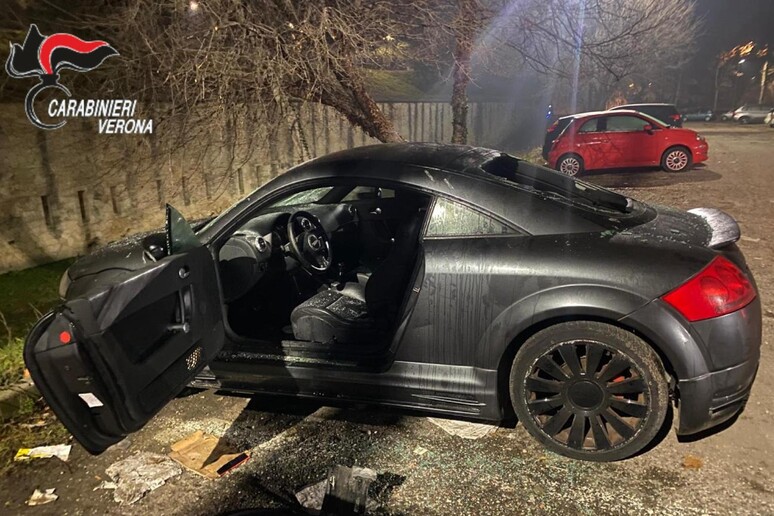 Distruggono un auto per divertimento a Porta Palio