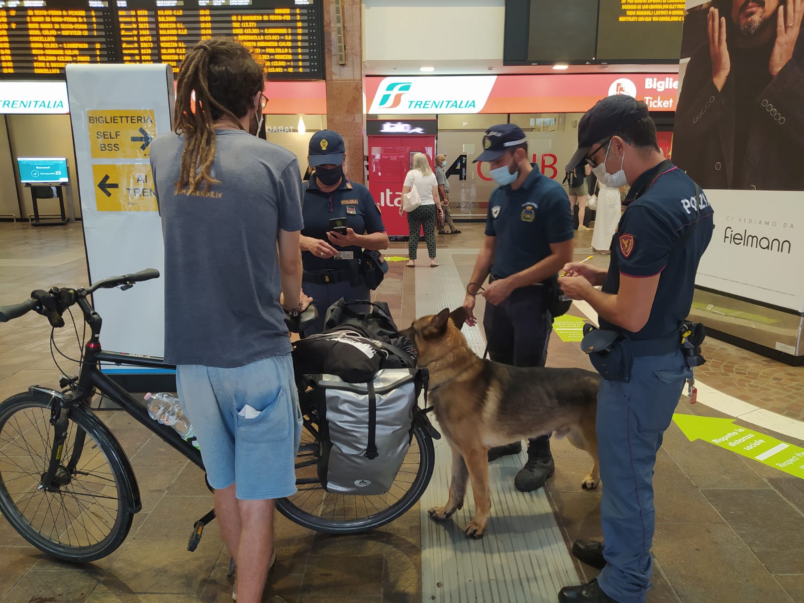 Spacciava davanti alla stazione a un ragazzino.  Arrestato dalla Polizia 