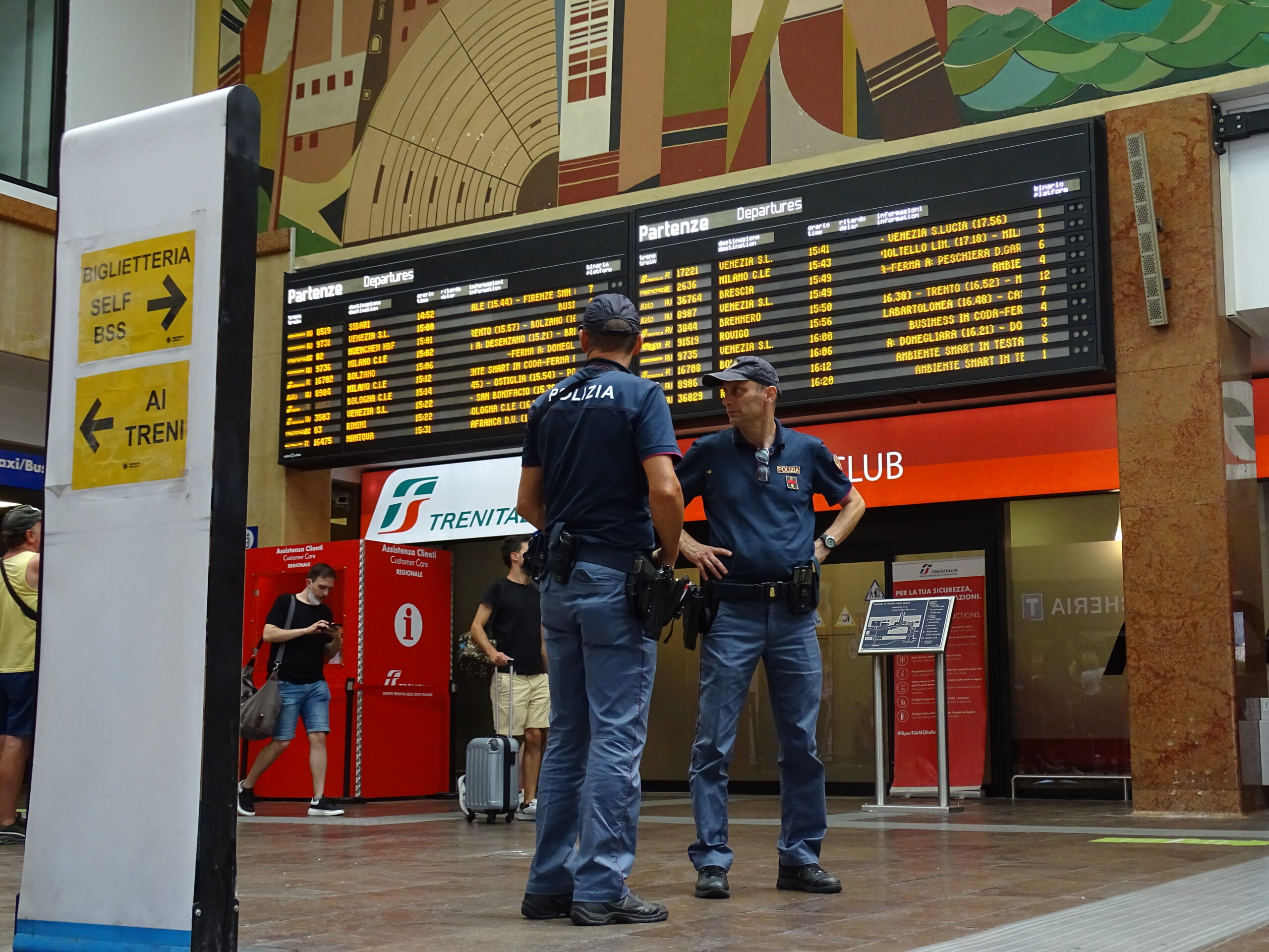 Arrestato in stazione con droga, carte di credito rubate ed arnesi da scasso