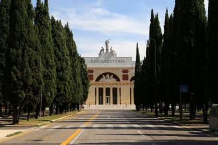 Cimitero monumentale, ripiantati i 30 cipressi distrutti nel 2020