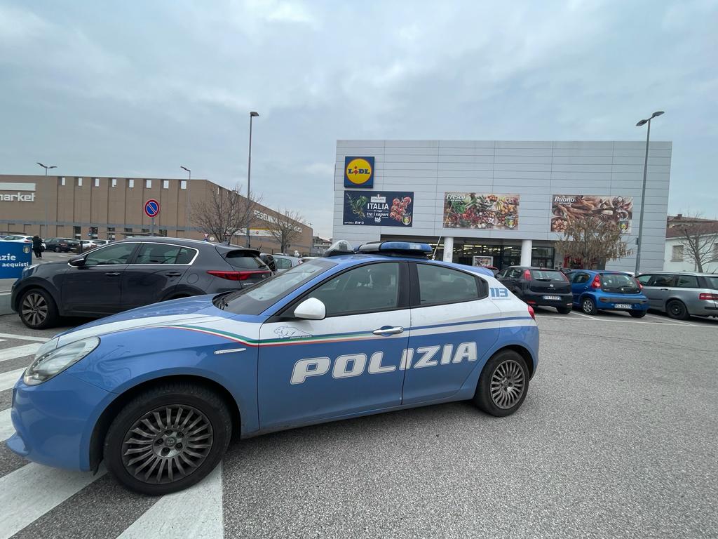 Ubriaco aggredisce due donne al supermercato Lidl di corso Milano
