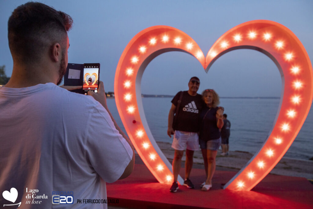 Lago di Garda in Love prosegue fino a Ferragosto. Pianoforti sospesi a Torri del Benaco 1 2022 LDGIL 1114 Bardolino