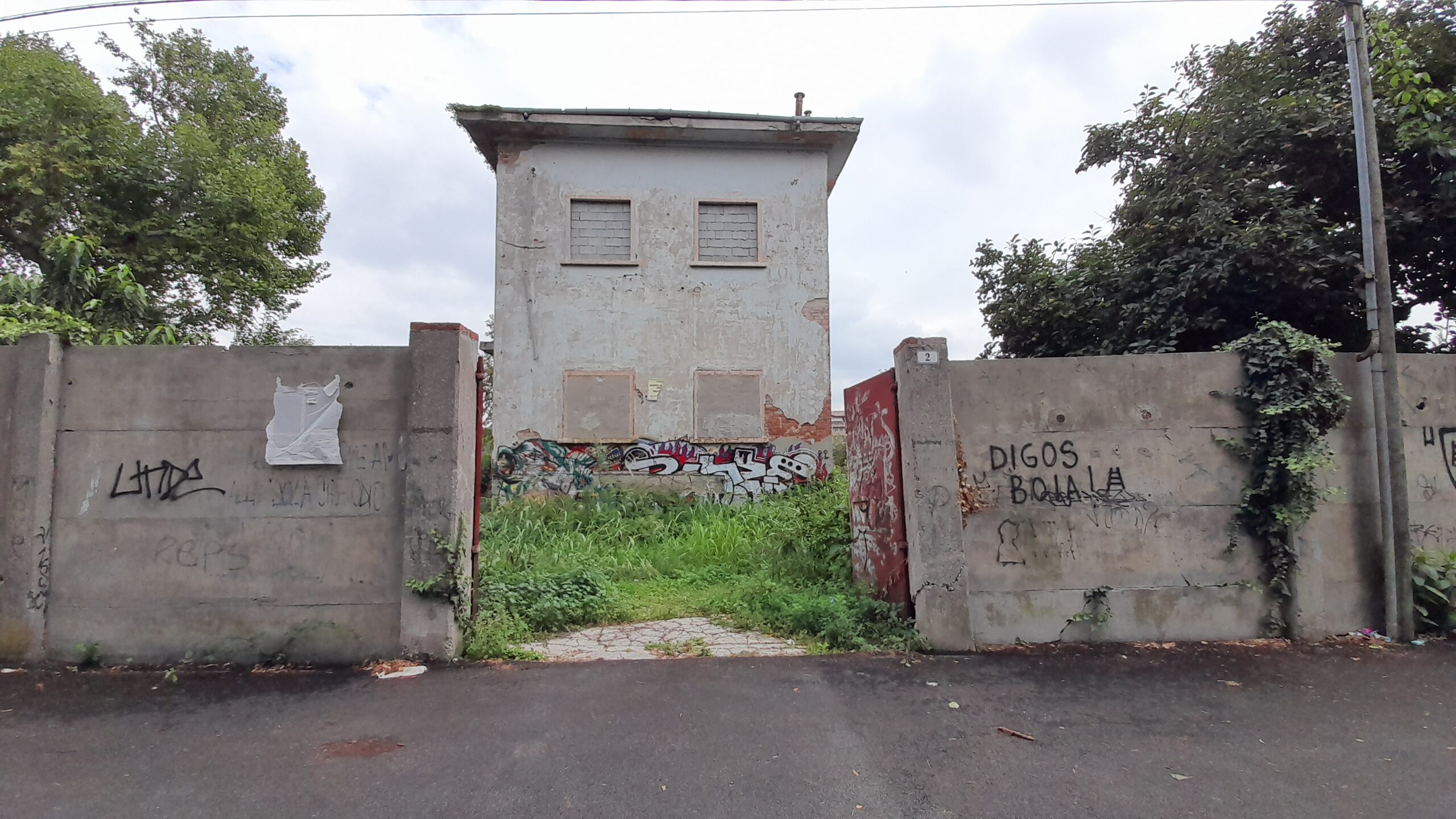 Porta Catena, nuovamente occupata dagli abusivi la palazzina a fianco delle Dante Alighieri 1 20220925 121543 scaled