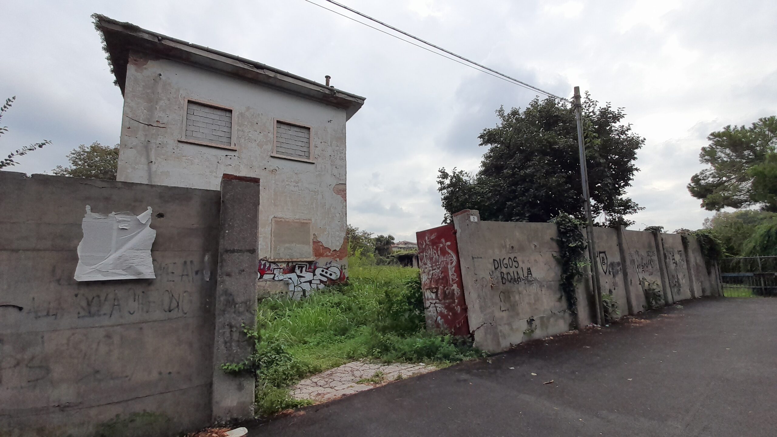 Porta Catena, nuovamente occupata dagli abusivi la palazzina a fianco delle Dante Alighieri