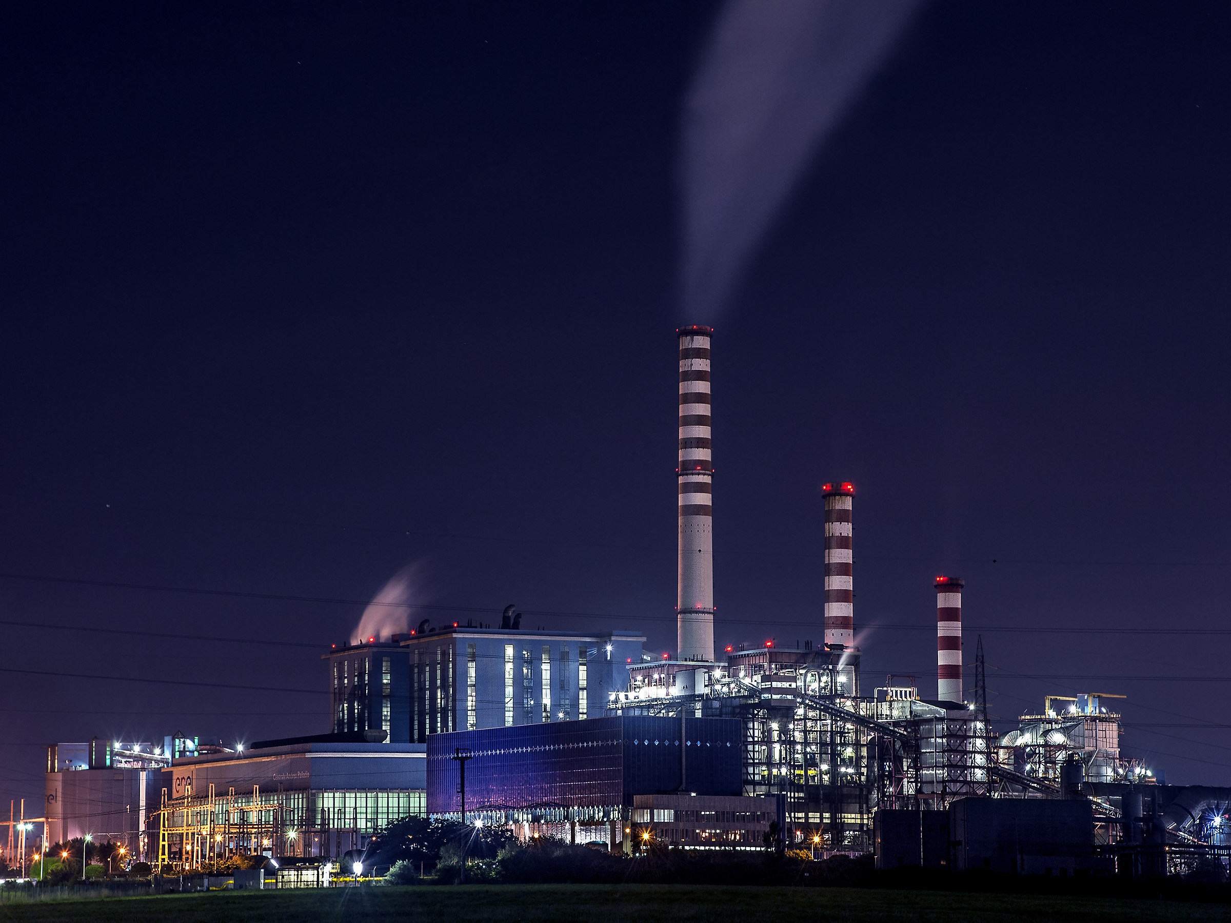 Elettricità e gas alle stelle minacciano famiglie e imprese: rischio chiusure per la spesa 2022 che sale di 106 miliardi