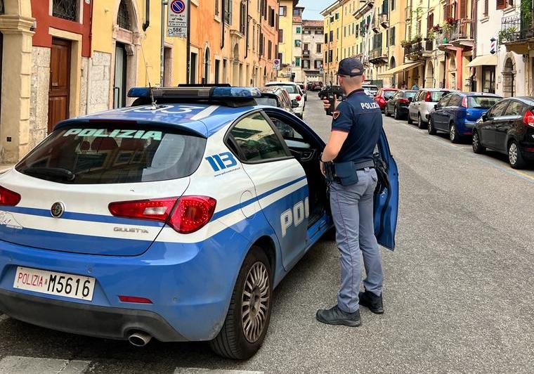 Poliziotto fuori servizio blocca un ladro che aveva appena fatto un furto su un’auto a Veronetta