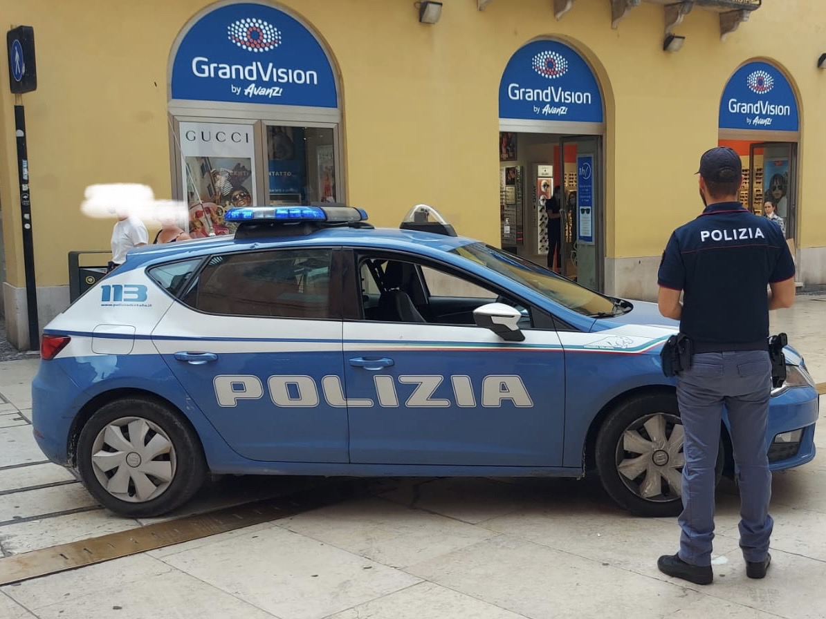 Tenta di rubare un paio di occhiali in un negozio di via Mazzini. Arrestata