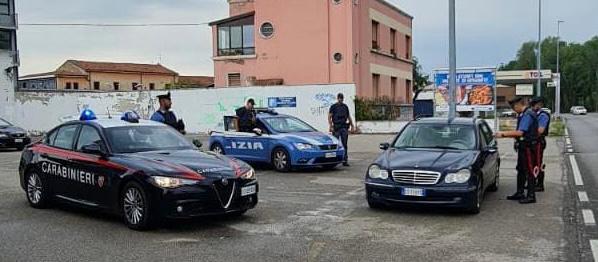 Inseguimento tra le vie di Veronetta e del centro: Polizia e Carabinieri arrestano due uomini a bordo di un furgone rubato