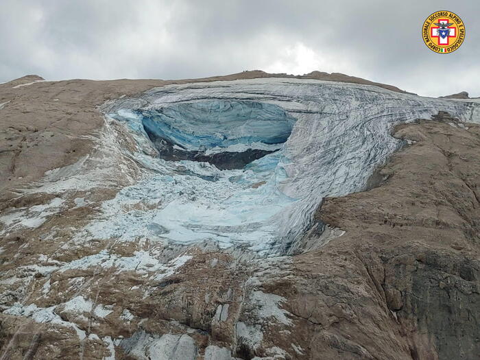 Sciagura sulla Marmolada. Si stacca un pezzo di ghiacciaio per il caldo. Travolti escursionisti: 6 morti, 8 feriti e molti dispersi