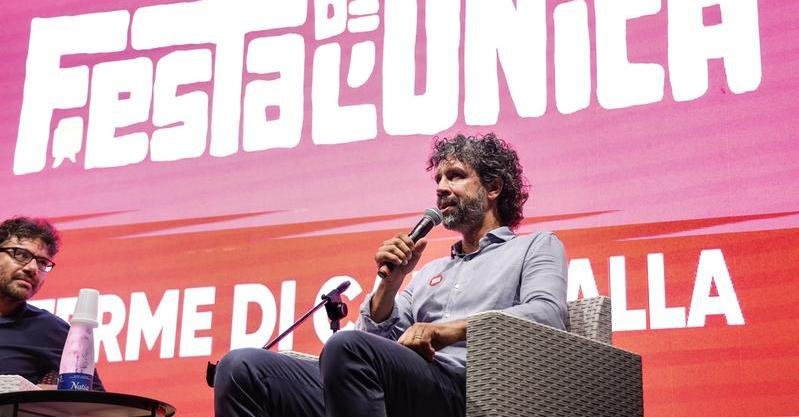 La retorica del pallone adesso rischia di diventare un peso per un sindaco che ha un ruolo politico (volente o nolente)