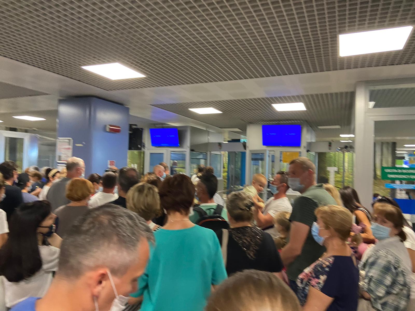 Passeggeri ammassati al Catullo. La denuncia di Vito Comencini