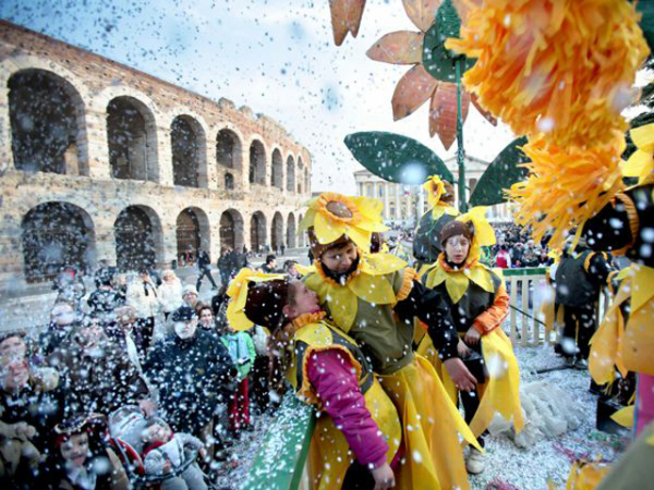 Il carnevale a tutti costi. Alla faccia della pandemia, della guerra, della tradizione e della transizione. Perché? e chi finanzia?