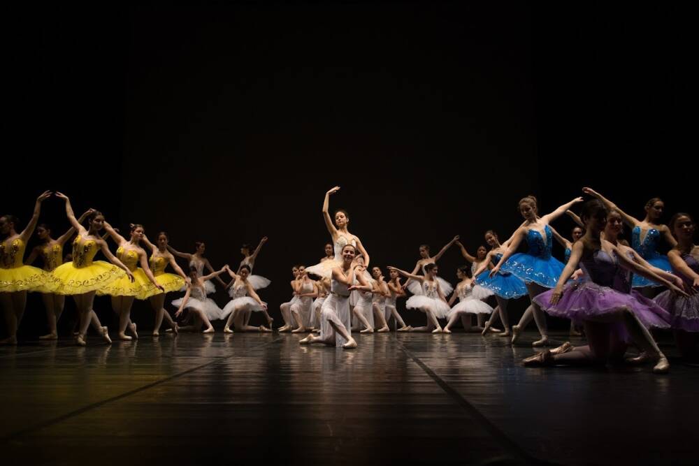 Teatro Filarmonico. Domenica sul palco gli studenti del liceo coreutico Agli Angeli. 