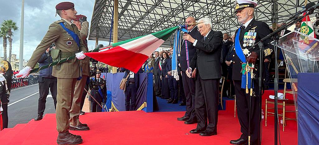 4 Novembre, Mattarella decora i guastatori di Legnago. La croce di Cavaliere alla bandiera dell’8° Reggimento