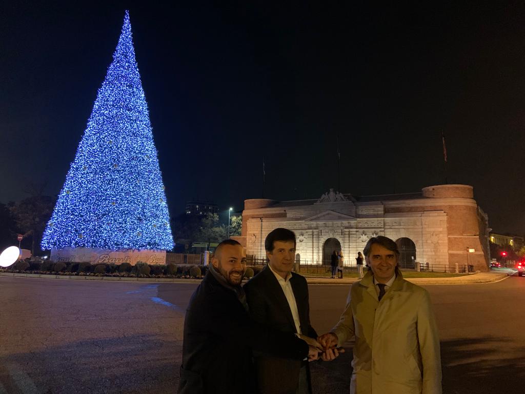 Acceso l’albero di Natale a Porta Nuova