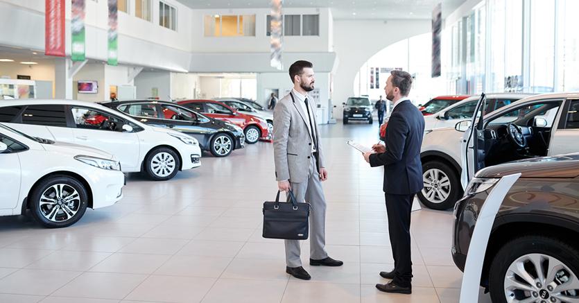 Il mercato dell’auto è fermo. Mancano i microchip. E chi ha ordinato la macchina che non arriva s’arrabbia col concessionario