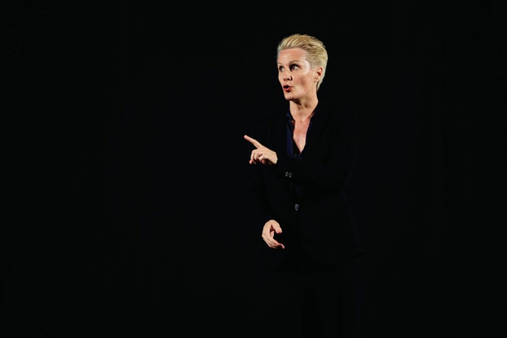 "Questa sono io", il reading teatrale che parla di vecchiaia e desiderabilità sociale 2 AntQuest 21 min 1536x1024 1 1024x683 1