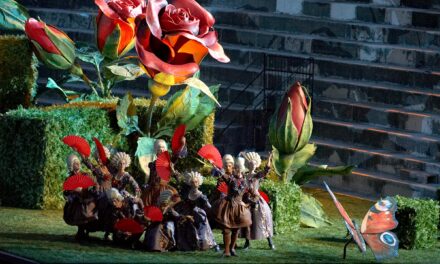“Il Barbiere di Siviglia” di Rossini torna a Verona. Eleganza e talento nel giardino Rococò di Hugo De Ana