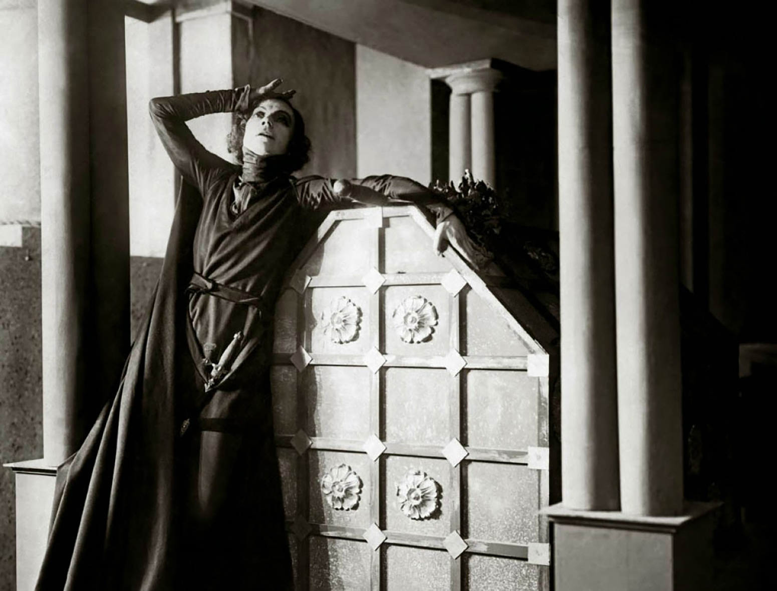 Filippo Nigro, interpreta The Mystery of Hamlet. Al Teatro Romano Fabrizio Arcuri mescola cinema, musica e prosa