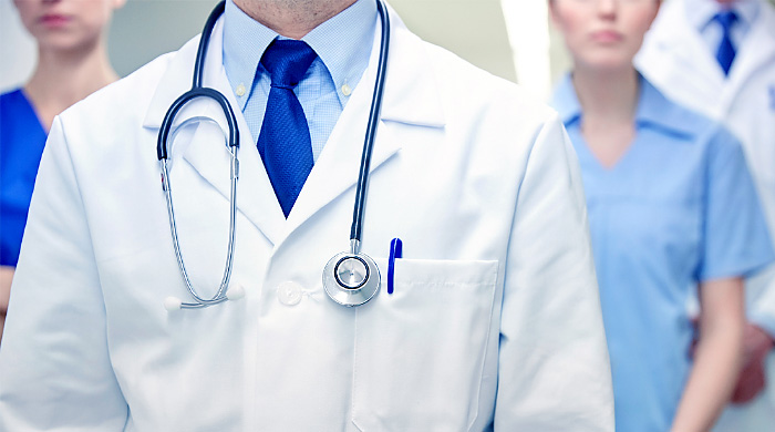 Gli eroi della pandemia scappano dagli ospedali. Scontento fra i medici ospedalieri per retribuzioni, turni e prospettive di carriera.