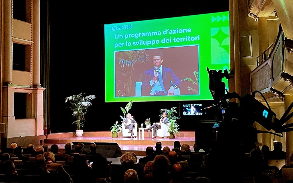 Mazzucco saluta Cariverona: otto anni belli e laboriosi. E al suo successore augura "competenza e autonomia" 2 Il direttore generale della Fondazione Filippo Manfredi sul palco del Ristori durante il suo intervento dedicato al programma di azione per lo sviluppo dei territori