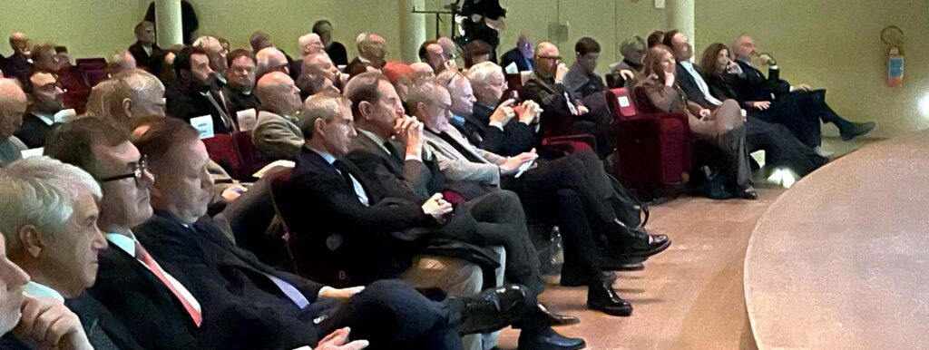 Mazzucco saluta Cariverona: otto anni belli e laboriosi. E al suo successore augura "competenza e autonomia" 3 Teatro Ristori affollato per seguire il viaggio della Fondazione oltre le crisi per garantire supporto ai territori