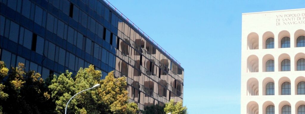 La sede di Confindustria a Roma con sullo sfondo l'inconfondibile sagoma del Palazzo della Civiltà del Lavoro, simbolo dell'EUR