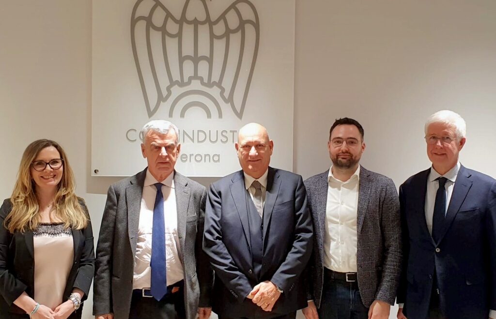 Aziende alimentari, Giovanni Paolino di Eismann è il nuovo presidente della sezione in Confindustria Verona 1 Il presidente Giovanni Paolino al centro con i delegati che lo affiancheranno: da sinistra Silvia Bonomi, Umberto Pasqua di Bisceglie, Paolino, Davide Zorzi e Ugo Biasin