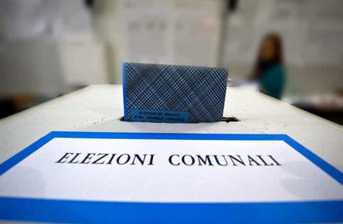 Non solo la stagione, ma ci si mette anche il numero delle schede ad abbassare l’affluenza