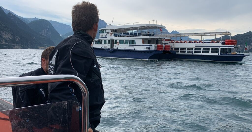 Torbole, nave passeggeri alla deriva a causa dei detriti del maltempo. Il soccorso della Guardia Costiera 1 FOTO 2 3
