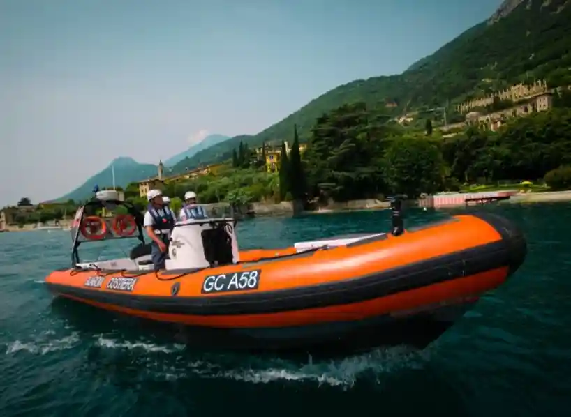 Guardia costiera, due salvataggi ieri: un surfista in difficoltà a Torbole e Salò. Già 98 interventi da inizio anno