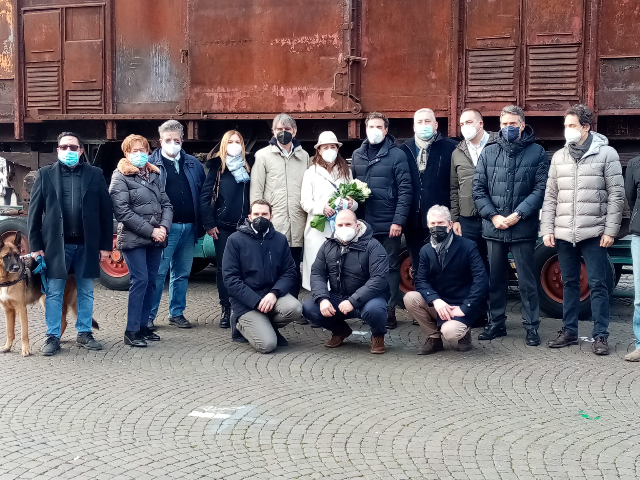 Giornata della Memoria. Verona Domani depone un mazzo di fiori presso il carro della Shoah in Bra