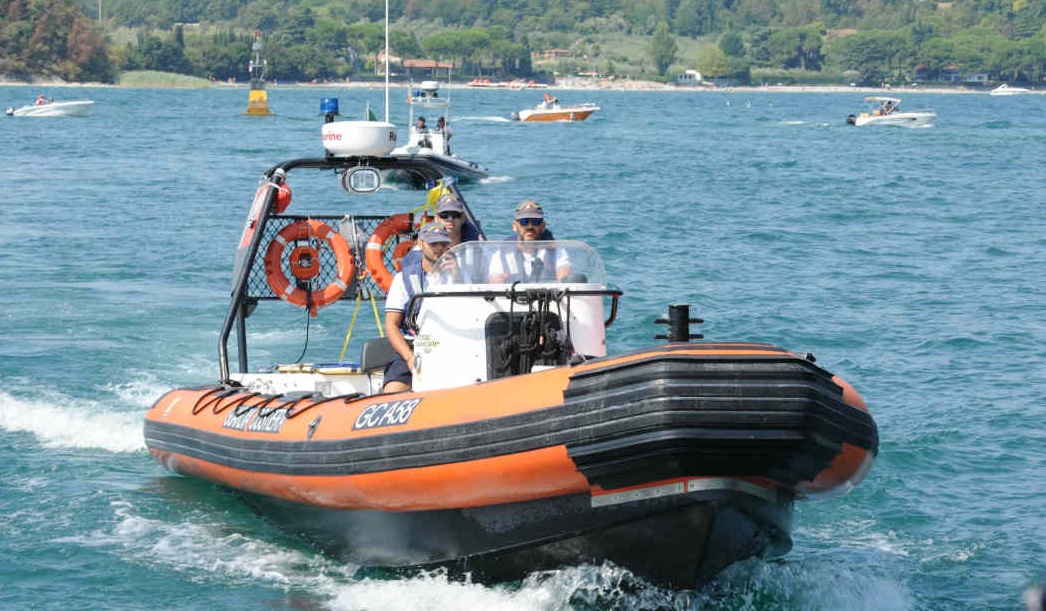 Peschiera, la Guardia Costiera recupera al largo due famiglie irlandesi in difficoltà per il maltempo