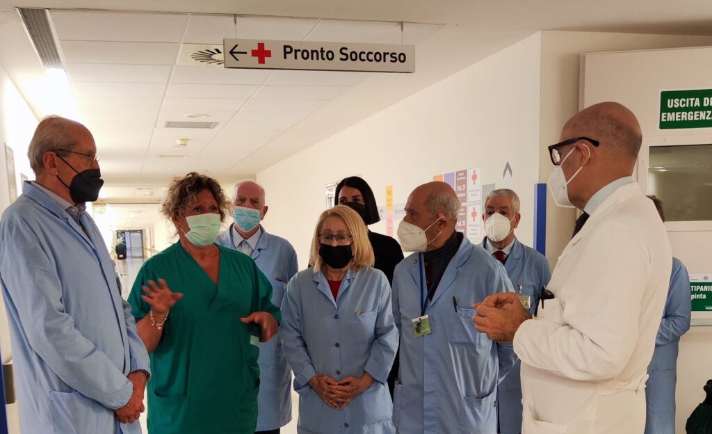 Il Pronto Soccorso di Borgo Trento apre le porte ai volontari ospedalieri. Nuovo servizio per gli anziani 1 I volontari seguono le istruzioni della caposala copia