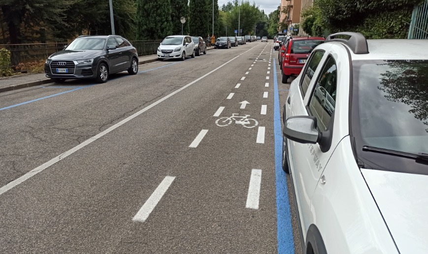 Corsie ciclabili, una pennellata di buona volontà. Ma così auto e biciclette non possono convivere