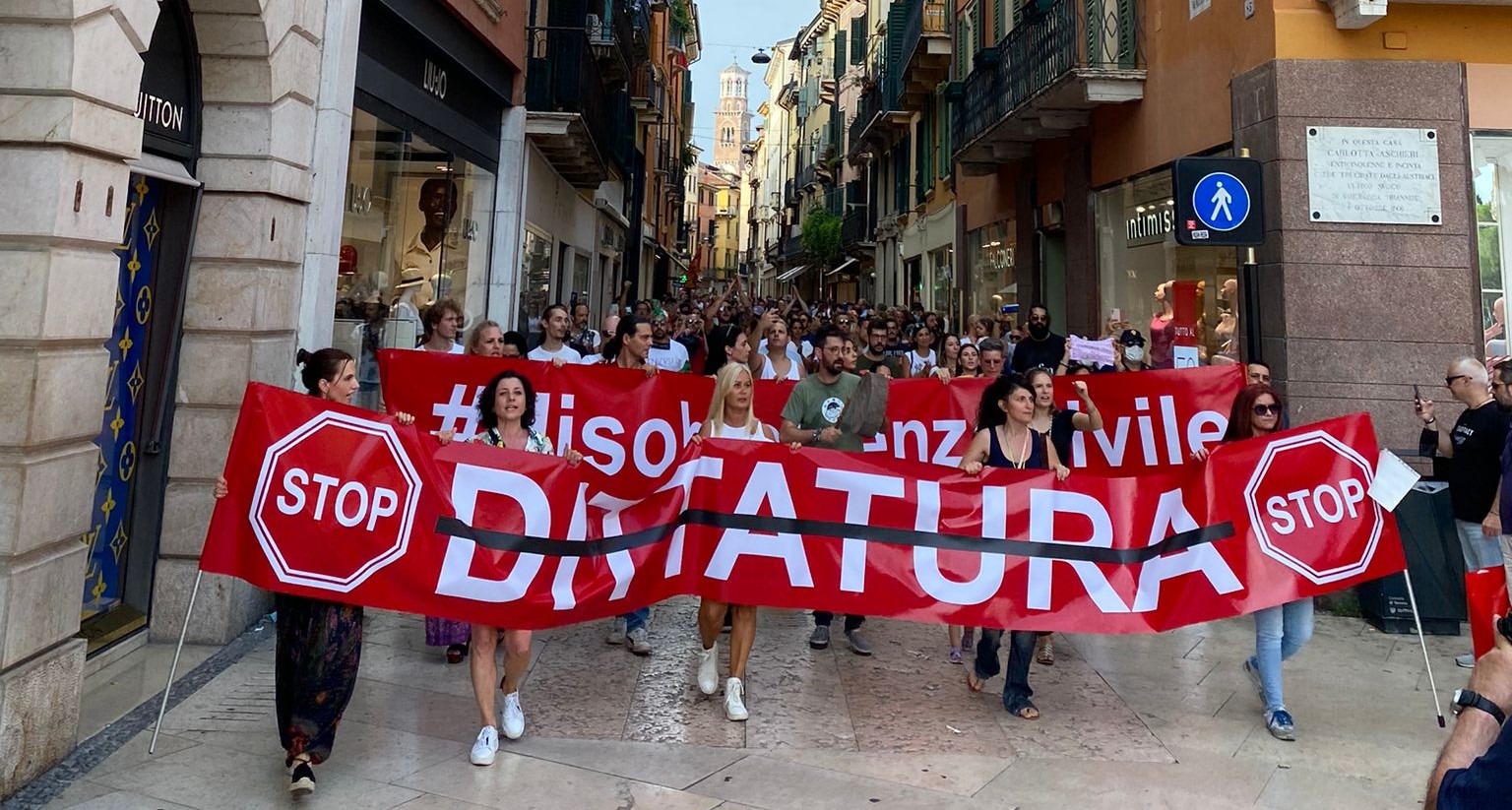 La politica che surfa sui deliri no-vax fa più danni del virus