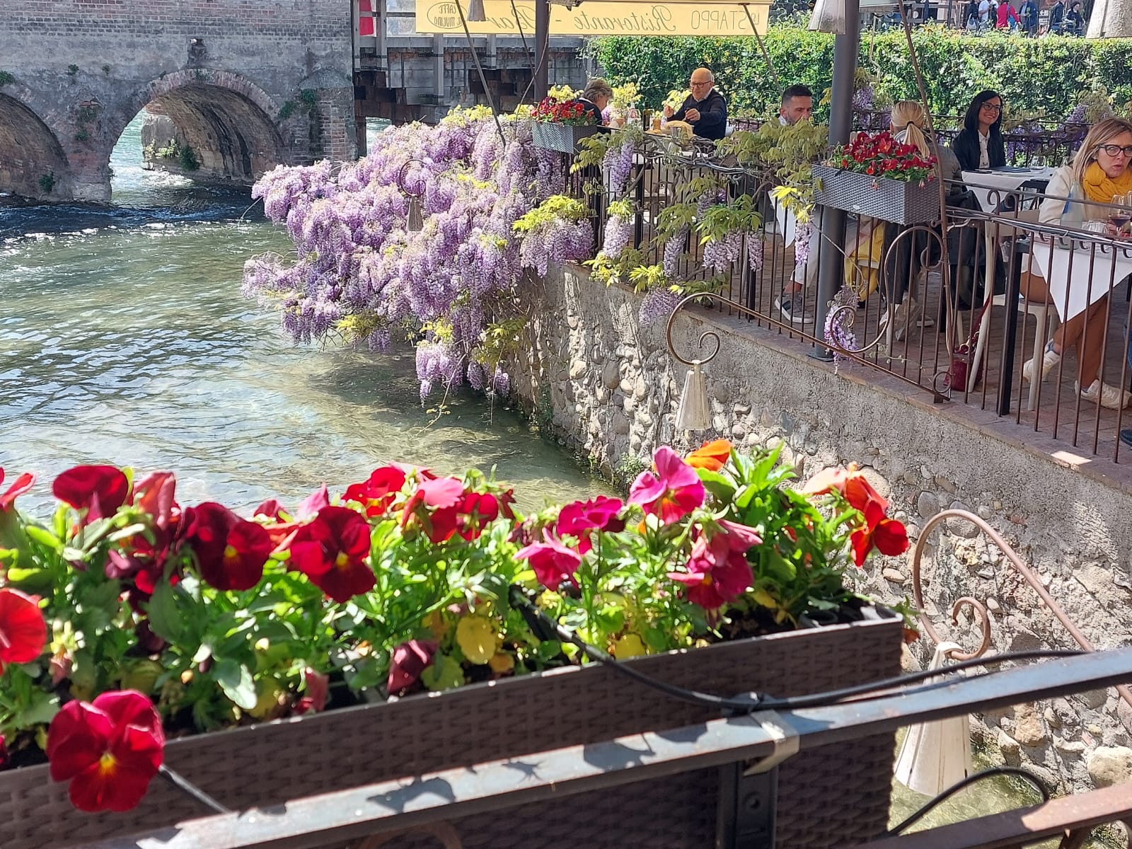 Pranzo a Borghetto. I tortellini di Valeggio ai Bruscandoli novità primaverile de Lo Stappo.