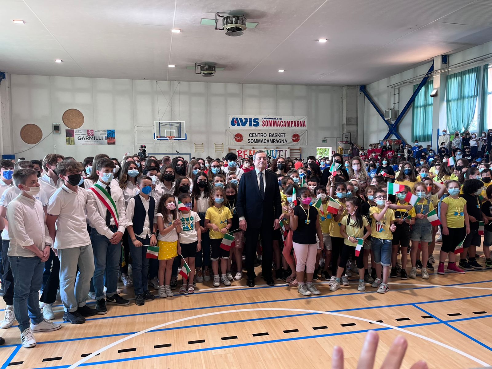 Draghi a Sommacampagna incontra i ragazzi della scuola media  Dante Alighieri