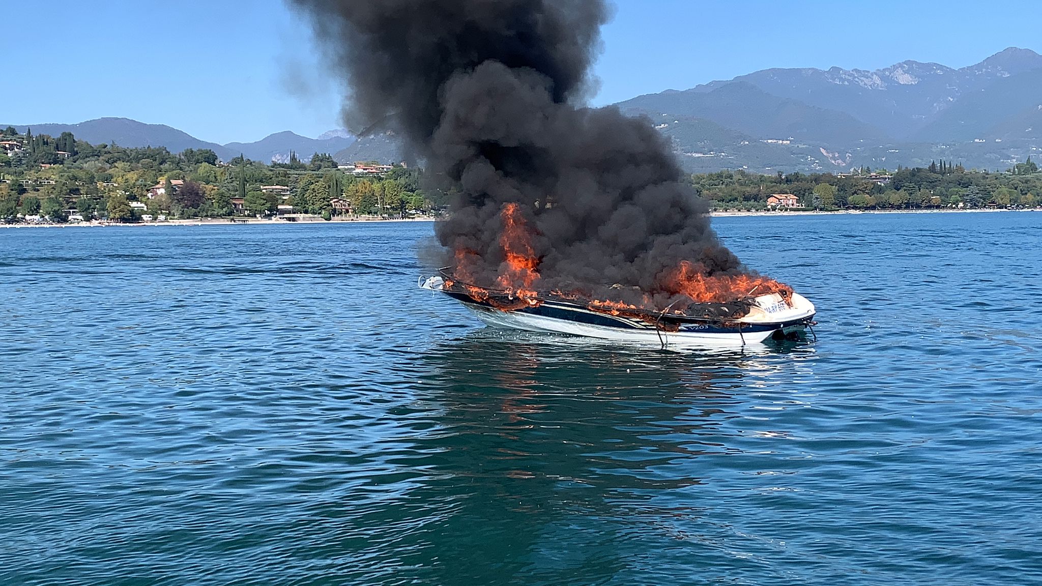 Guardia Costiera, incendio su un motoscafo al Golfo della Romantica