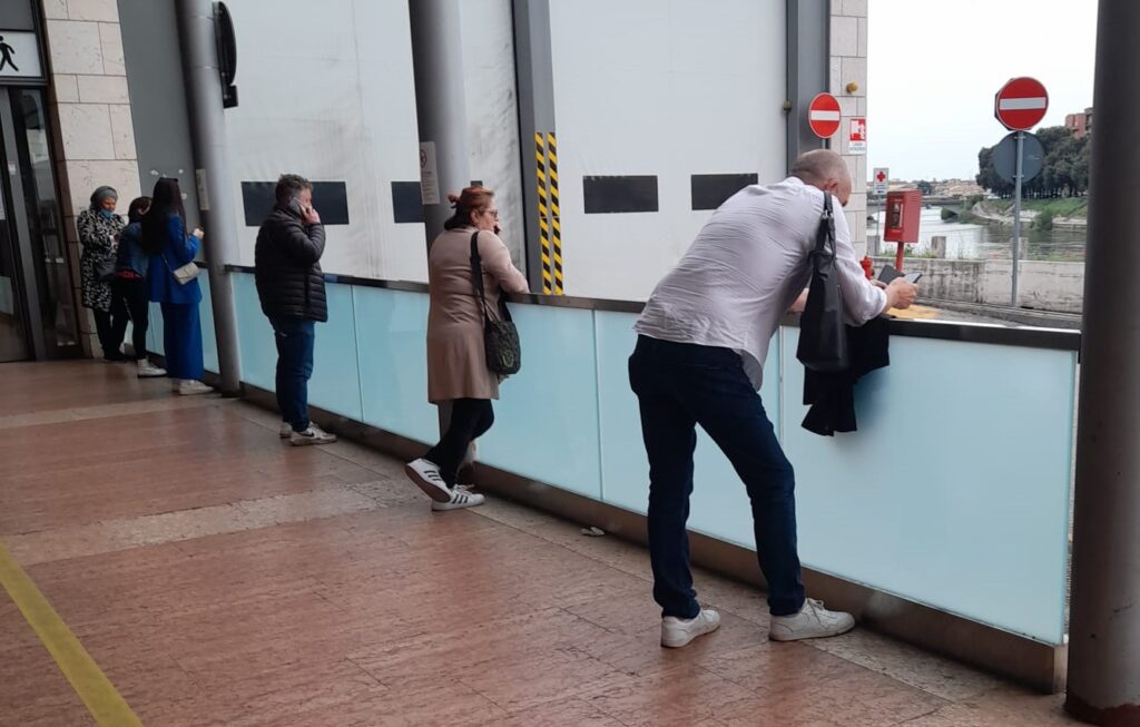 Questo è oggi il nostro Pronto Soccorso: pazienti da soli e parenti sulla strada 1 IMG 20230430 WA0015