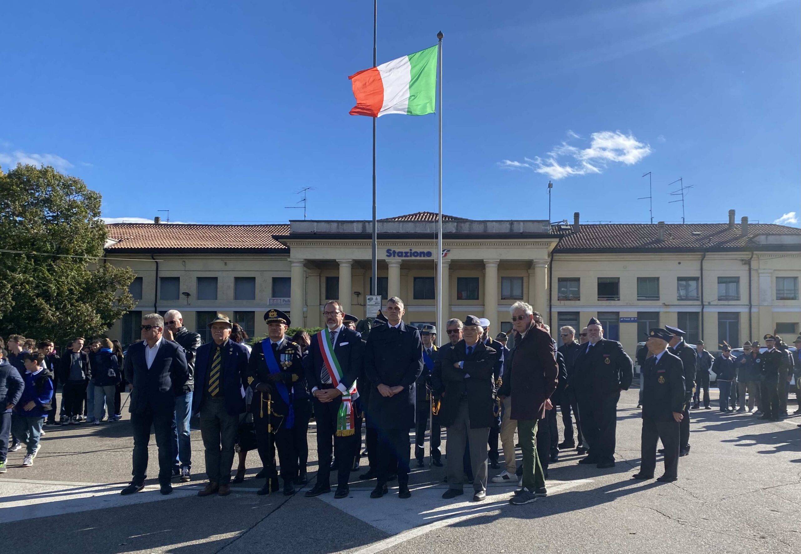 Villafranca. Un grande corteo per celebrare il 4 Novembre, Giorno dell’Unità Nazionale e delle Forze Armate.