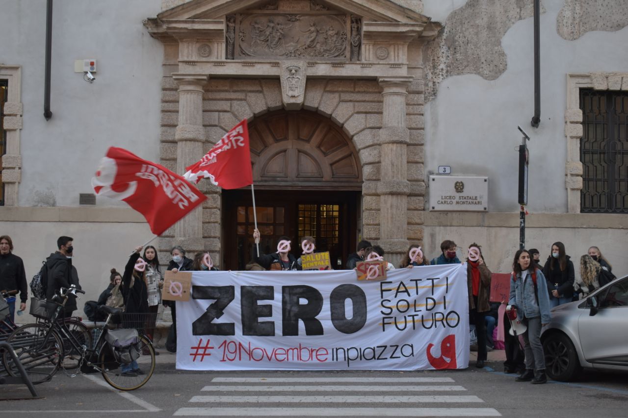 Flash mob al Montanari in preparazione alla manifestazione nazionale del 19 novembre