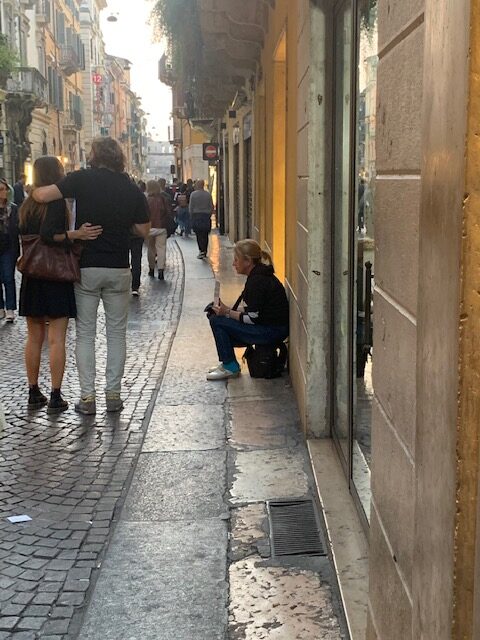 Per il bene di Verona è giusto che la destra, anche in Parlamento, dia una mano a Tommasi. Ma degrado urbano e accattoni, quello no!