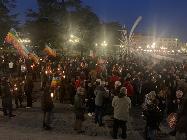 Europe for Peace. Fiaccolata in centro contro la guerra dei pacifisti veronesi. Con Mao Valpiana il sindaco e tre pacifiste provenienti da Ucraina, Russia e Bielorussia